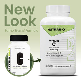 Capsules de Vitamine C NutraBio sur une surface blanche