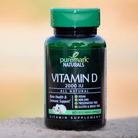 Capsules de Vitamine D 2000 UI Puremark à côté d'une règle pour la taille