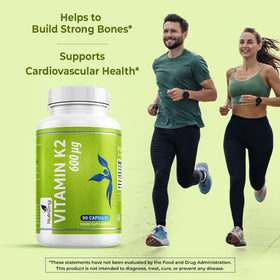 Capsules de vitamine K2 MK7 NutriZing dans une main