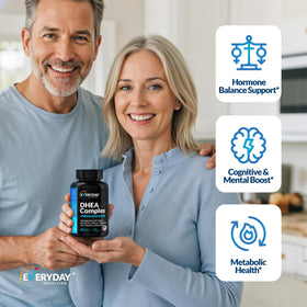 Capsules du complément DHEA Micronisé 200mg sur une surface blanche