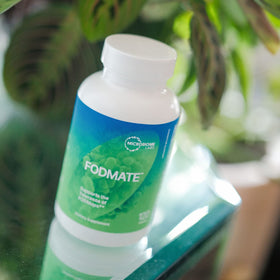 Capsules FODMATE sur une surface blanche