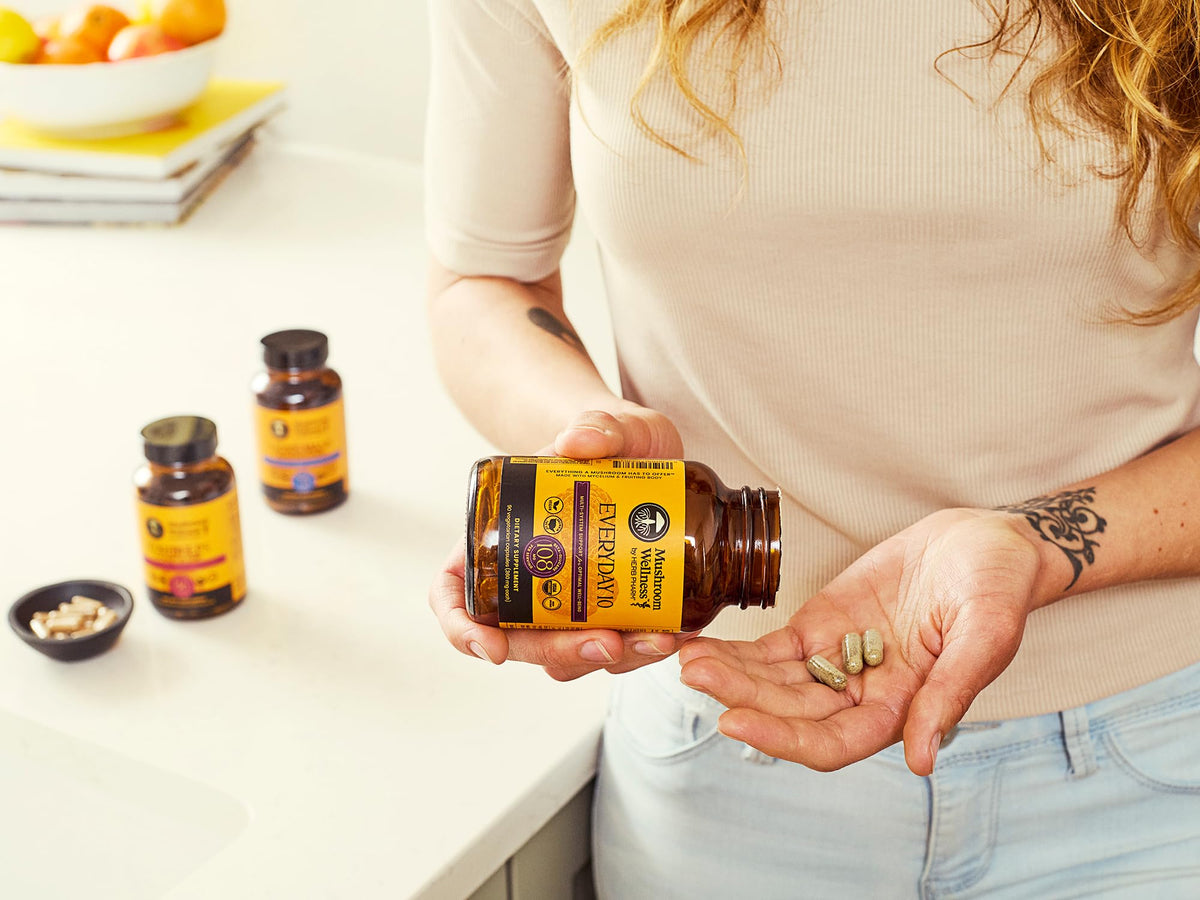 Capsules Herb Pharm Everyday 10 dans une main