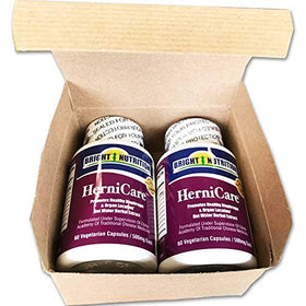 Capsules HerniCare dans une main pour montrer la taille