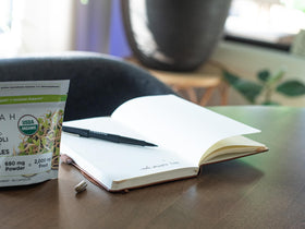 Capsules KOYAH avec des légumes frais en arrière-plan
