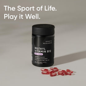 Capsules liquides B12 dans une main