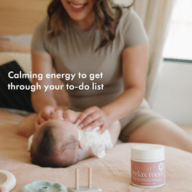 Capsules Mama's Magic Chill Pill de Boobie Brands dans une main