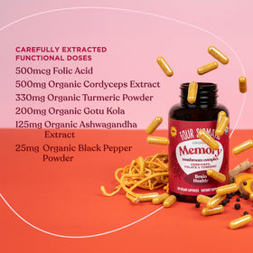 Capsules Mémoire Four Sigmatic sur une surface en bois avec des ingrédients naturels