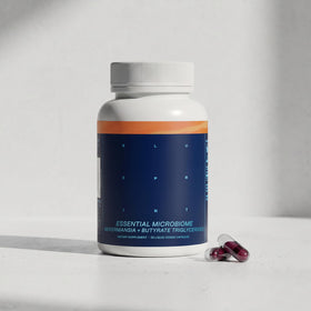 Capsules microbiome essentielles Blueprint Bryan Johnson avec une main tenant la bouteille