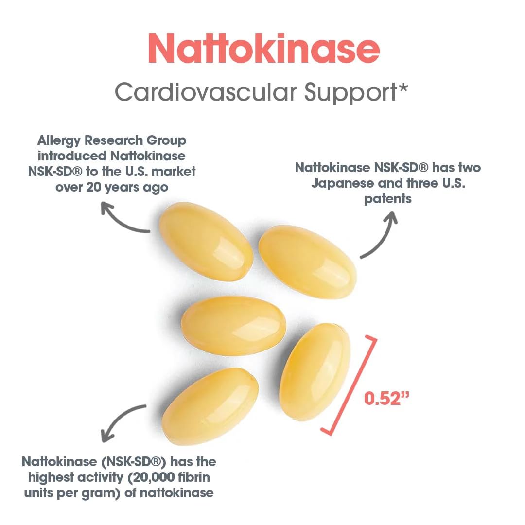 Capsules molles de Nattokinase 100 mg sur une surface blanche