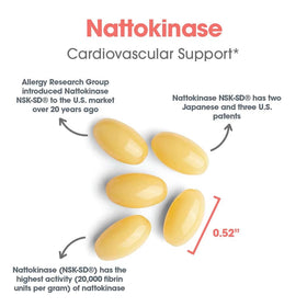 Capsules molles de Nattokinase 100 mg sur une surface blanche
