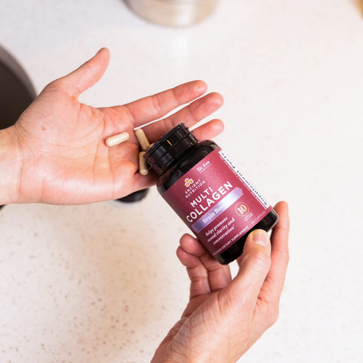 Capsules Multi Collagen Peptides d'Ancient Nutrition dans une main