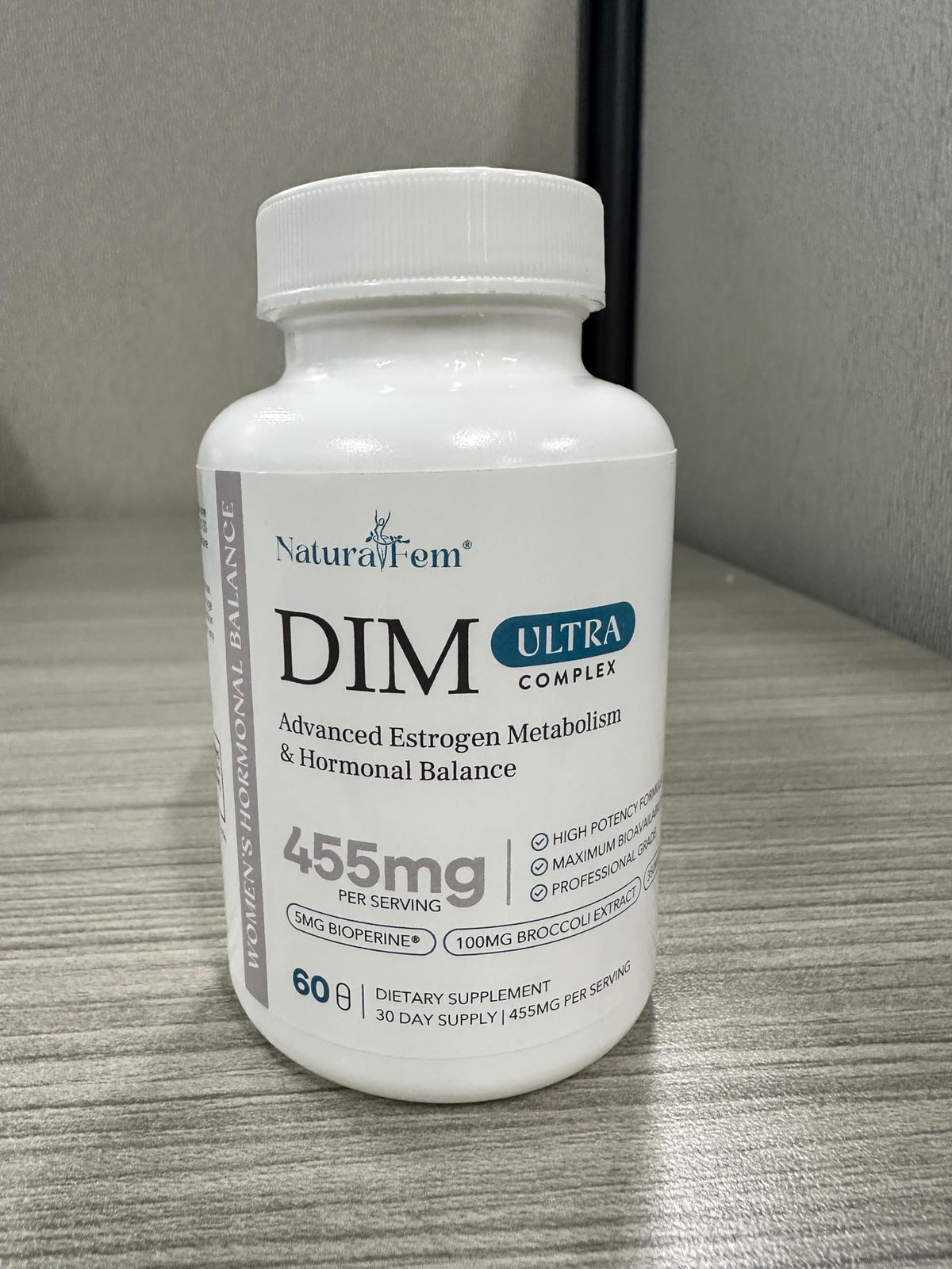 Capsules Naturalfem DIM 350mg Ultra Complex sur fond blanc