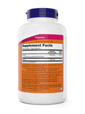 Capsules NOW Choline & Inositol à côté d'un verre d'eau