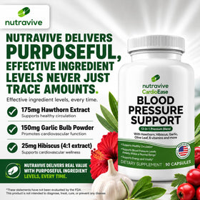 Capsules Nutravive 13 en 1 sur une table avec un verre d'eau