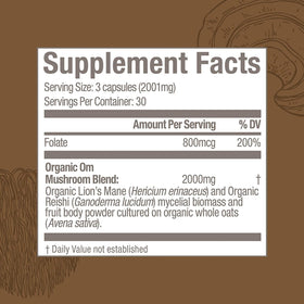 Capsules OM MUSHROOM SUPERFOOD sur une table en bois