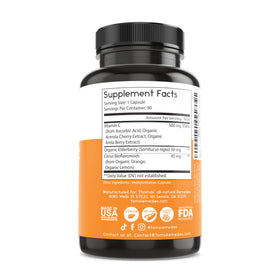 Capsules ouvertes de vitamine C avec sureau bio pour montrer leur contenu