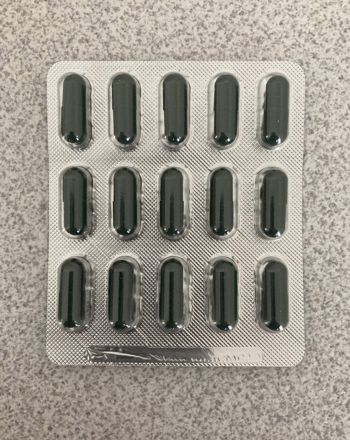 Capsules Pantogar sur une surface blanche