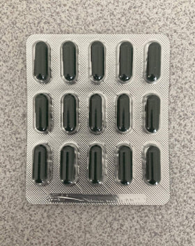 Capsules Pantogar sur une surface blanche