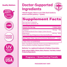 Capsules Pink Stork sur un fond en bois