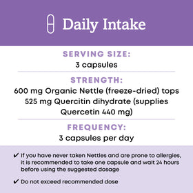 Capsules Quercétine à Ortie dans une main