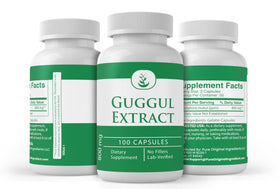 Capsules Snana Guggul Extract sur une surface blanche