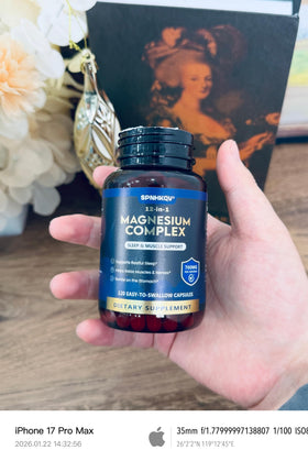 Capsules SPNHKOV sur un fond blanc