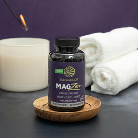 Capsules Sunwarrior sur une table en bois
