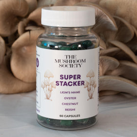 Capsules Super Stacker de The Mushroom Society sur une table en bois