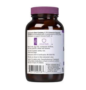 Capsules végétales BlueBonnet Beta Carotène C et E Sélénium sur un fond neutre