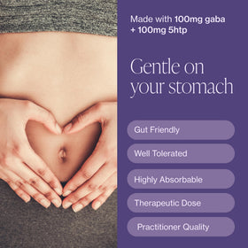 Capsules végétales de 5-HTP Plus GABA sur une surface blanche