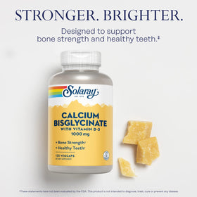 Capsules végétales de Calcium Bisglycinate SOLARAY sur une surface blanche