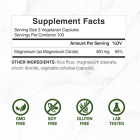 Capsules végétales de citrate de magnésium sur une surface blanche