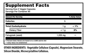 Capsules végétales de fenugrec Amazing Nutrition sur une surface blanche