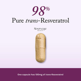 Capsules végétales du complément Resvératrol 100 mg sur une surface blanche