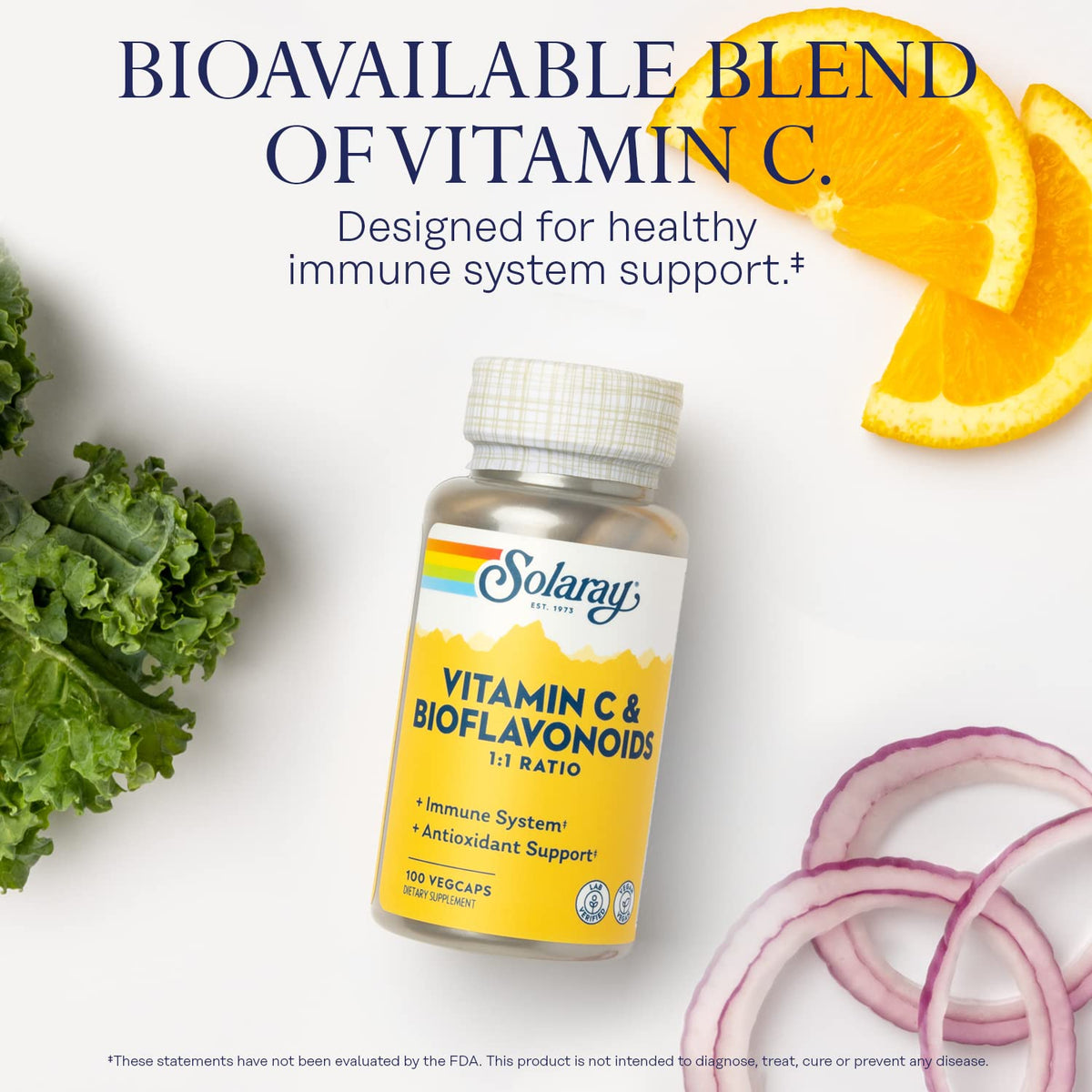Capsules végétales SOLARAY Vitamine C sur une surface blanche