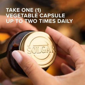 Capsules végétales Solgar Ginkgo Biloba sur fond blanc