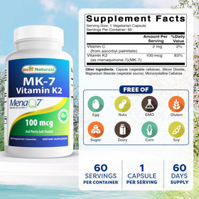 Capsules végétariennes Best Naturals MK-7 sur fond blanc