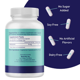 Capsules végétariennes de BESTVITE Melatonin 6mg sur une surface blanche