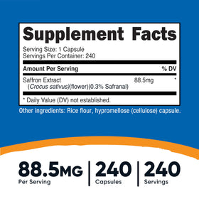 Capsules végétariennes de Nutricost Extrait de Safran sur une surface blanche