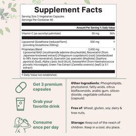 Capsules végétariennes du complexe liposomal de glutathione sur une surface blanche