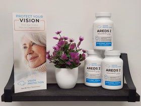 Capsules VISION PROTECTION AREDS 2 à côté d'un verre d'eau