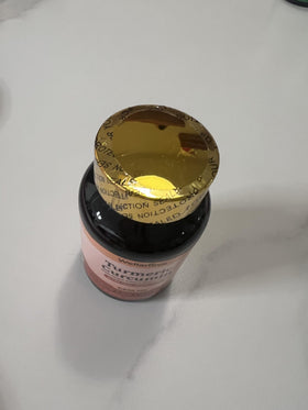 Capsules Wellanova Complément Alimentaire Curcuma sur une surface blanche