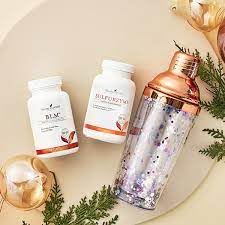 Capsules Young Living BLM avec des ingrédients naturels en arrière-plan