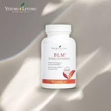 Capsules Young Living BLM sur une surface en bois