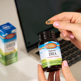 Carlson DHA Végétalien 570 mg gélules en main