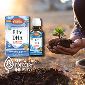 Carlson Elite DHA bouteille sur fond de nature