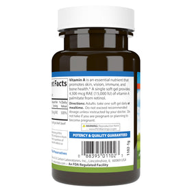 Carlson Vitamine A Palmitate, gélules molles sur fond blanc