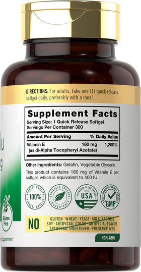 Carlyle Vitamine E 400 UI capsules molles à côté d'une main