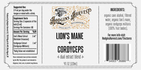 Champignons frais de Lion's Mane et Cordyceps sur un fond naturel