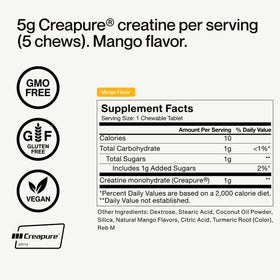 Chews de créatine Momentous à côté d'une bouteille d'eau